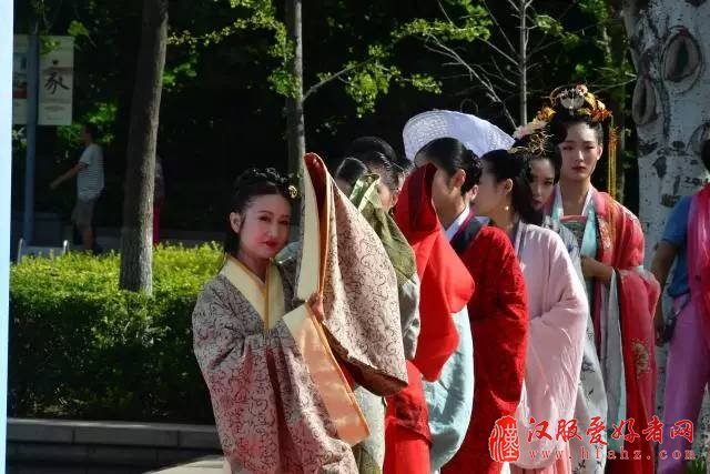 过七夕，快来看汉服美女！玩投壶、绣荷包…今天的运河文化广场太嗨了！