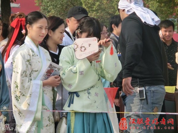 徐娇穿汉服甜美可人 手拿扇子显秀气