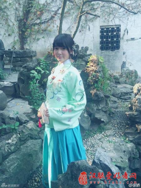 徐娇穿汉服甜美可人 手拿扇子显秀气