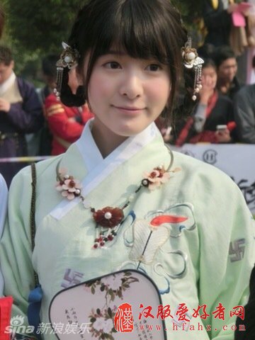 徐娇穿汉服甜美可人 手拿扇子显秀气