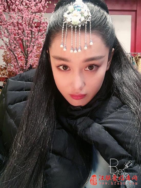 张馨予晒美照戴古代发饰 扬嘴角微笑魅惑