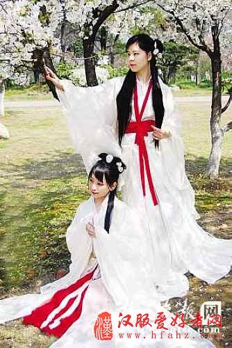模特定期在玄武湖畔展示精致汉服。