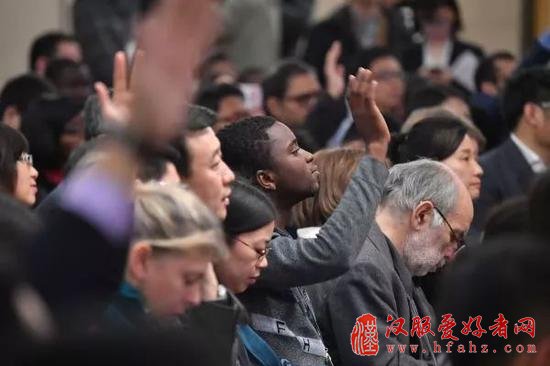 ▲在记者会现场，中外记者纷纷举手提问。（新华社）