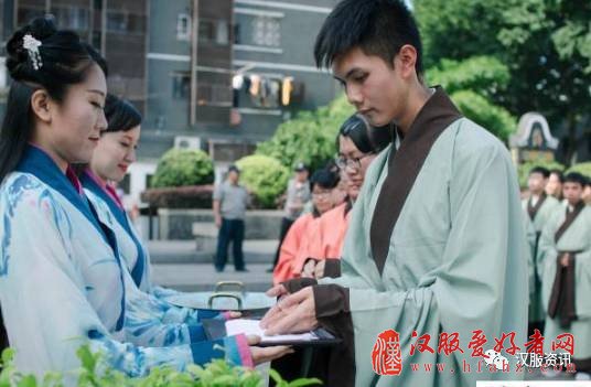 荔湾区优秀高中毕业生身着汉服转文塔