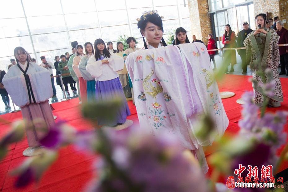 汉服美女走进南京大报恩寺遗址 再现上巳节古礼