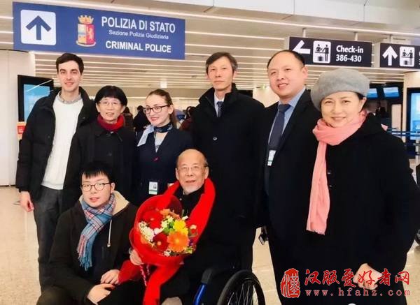 94岁指挥家“快闪”罗马机场 《我的祖国》让人