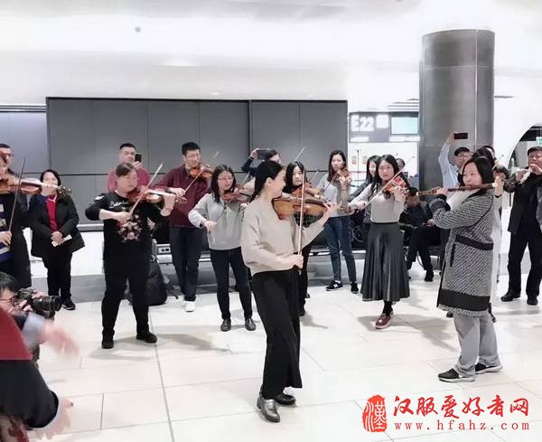 94岁指挥家“快闪”罗马机场 《我的祖国》让人