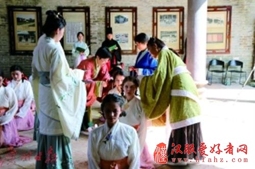 英国大学生珠海体验中国古礼“成人礼”
