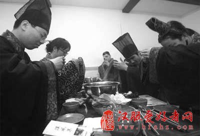 “汉风食邑” 食客穿汉服就餐(组图)