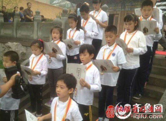 学生现场诵读《论语》(齐鲁网记者 李淼 摄)