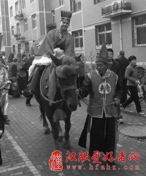 保定女子与“洋”恋人办汉服婚典 着古装骑马坐