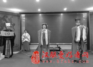 保定女子与“洋”恋人办汉服婚典 着古装骑马坐
