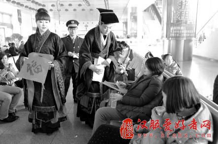 “这字写的好,我要这一副。”在汉中火车站候车的陈师傅拿着春联,爱不释手。昨日上午,汉中火车站邀请书法家现场写春联,用这种独特的方式,为出行旅客送去祝福。
