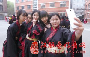 穿汉服的女生欢乐自拍