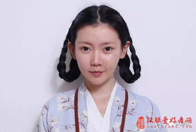 1、清洗皮肤,保持干净,最好妆前做个面膜以方便上妆。不用在每次做汉服妆面前刻意用什么妆前护理,用你平时的护肤品做好妆前准备即可。
