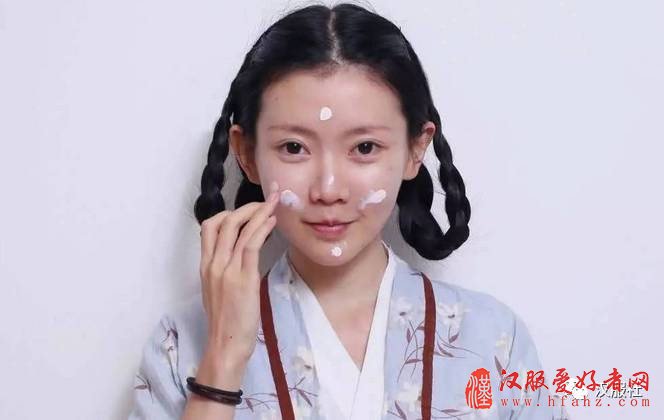 2、底妆——汉服古典底妆粉底液或BB霜都可选,但一定要选浅一号的粉底,汉服妆容偏白较好。如图,5个打得区域,轻抹擦均。