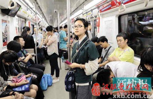 北京一女银行职工穿着汉服上下班(图)