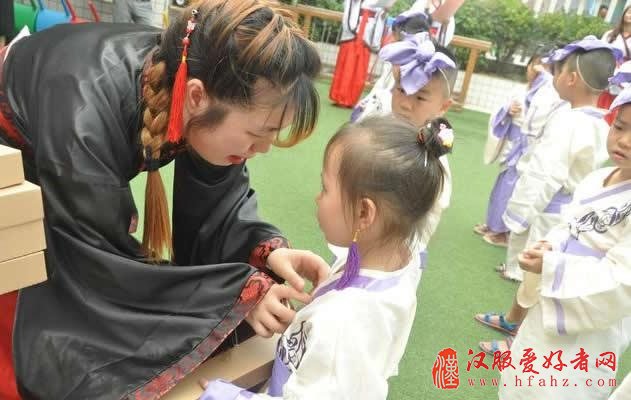 幼稚园汉服毕业典礼 孩子们哭成泪人