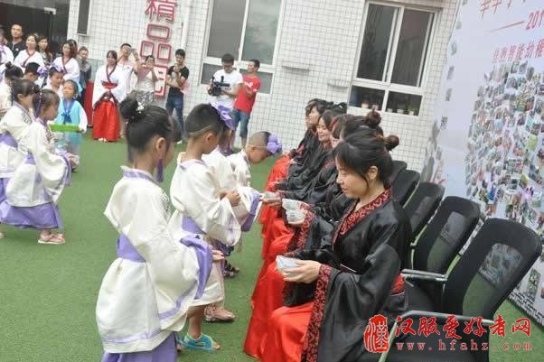 幼稚园汉服毕业典礼 孩子们哭成泪人