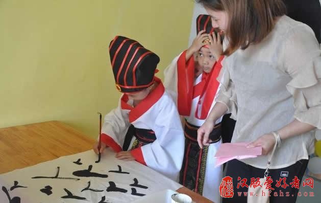 幼稚园汉服毕业典礼 孩子们哭成泪人