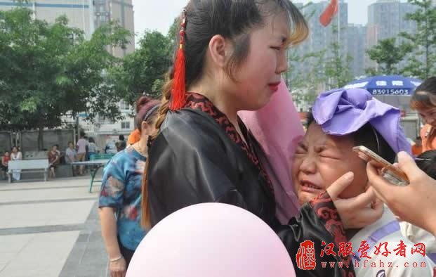 幼稚园汉服毕业典礼 孩子们哭成泪人