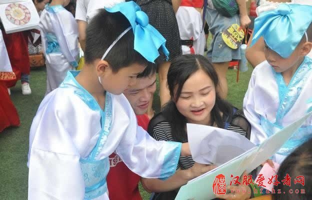 幼稚园汉服毕业典礼 孩子们哭成泪人