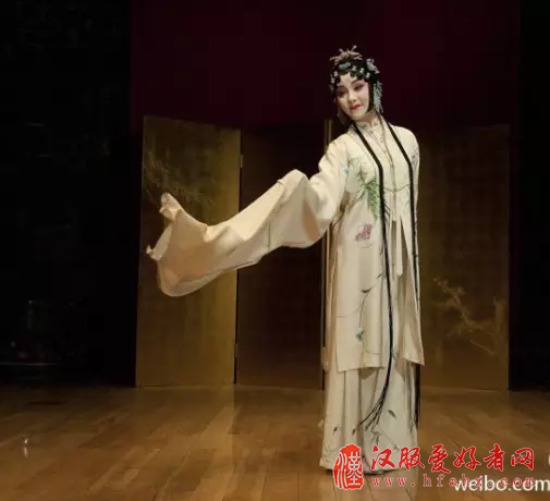  汉民族传统服饰和戏曲服饰的关系