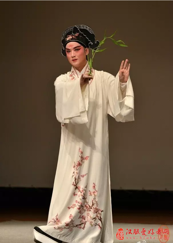  汉民族传统服饰和戏曲服饰的关系