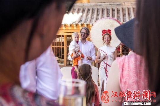 图为德国“新人”在亲朋好友的祝福声中显得非常开心。王斌银　摄