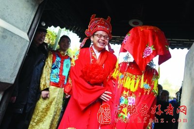 为办中式婚礼，80后情侣补学婚俗知识图