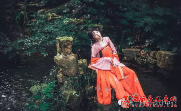 石榴裙是什么？传统汉服之齐胸襦裙