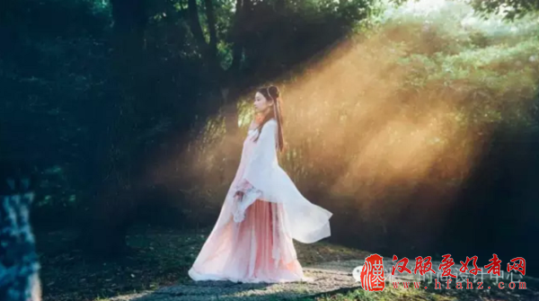  石榴裙是什么？传统汉服之齐胸襦裙