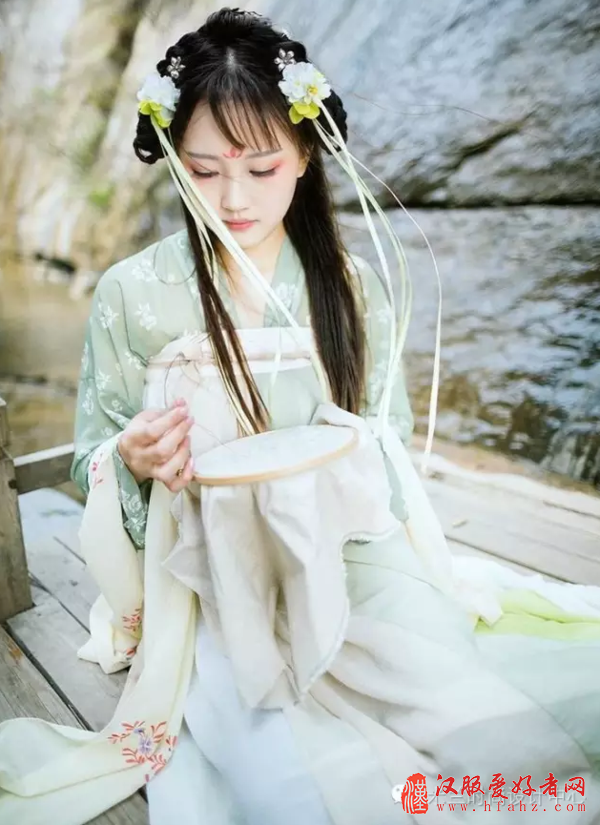  石榴裙是什么？传统汉服之齐胸襦裙