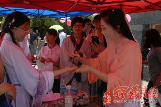 年轻人穿汉服大学校园里演绎传统端午习俗