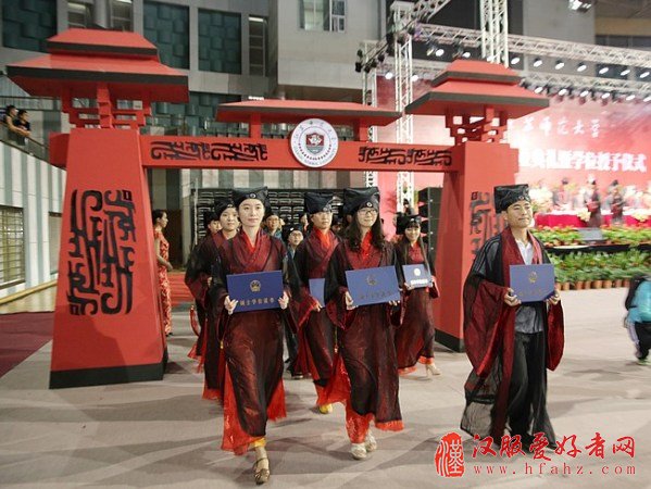 6月20日，江苏一高校举行研究生毕业典礼，典礼上校方领导和毕业生全部身着汉服，采取穿汉服、行汉礼、奏汉乐的形式。图为毕业典礼现场。
