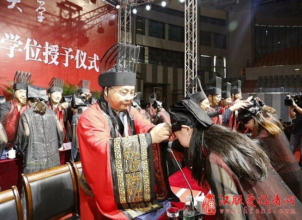 6月20日，江苏一高校举行研究生毕业典礼，典礼上校方领导和毕业生全部身着汉服，采取穿汉服、行汉礼、奏汉乐的形式。图为毕业典礼现场。