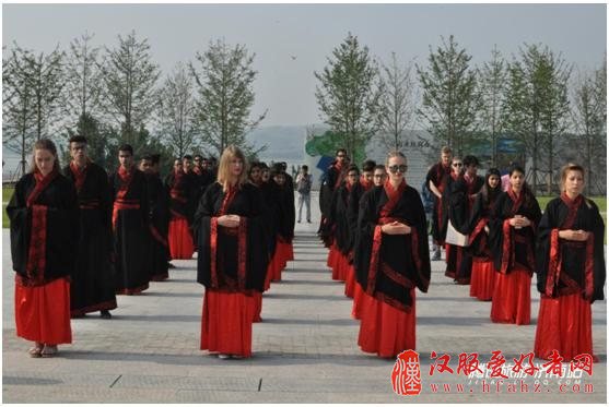 留学生在中国的暑假：他们穿上汉服去了这里