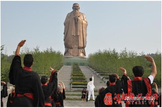留学生在中国的暑假：他们穿上汉服去了这里
