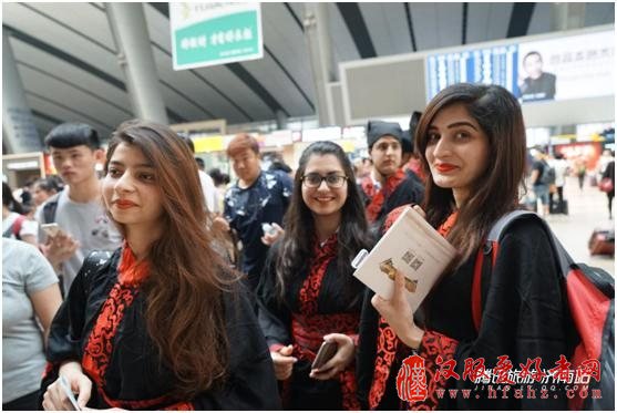 留学生在中国的暑假：他们穿上汉服去了这里