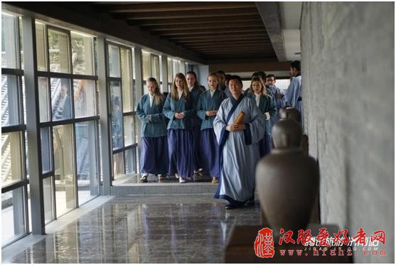 留学生在中国的暑假：他们穿上汉服去了这里