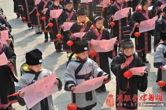 内地汉服“秀”风起云涌 利弊之争引热议(组图