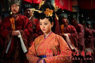 Angelababy晒红衣古装照绝色倾城 40位女星古装造型
