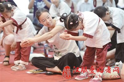 孩子学行揖礼。渤海早报记者