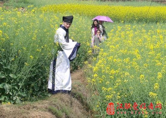 汉服哥引领樱花行 风筝妹添色春摄会