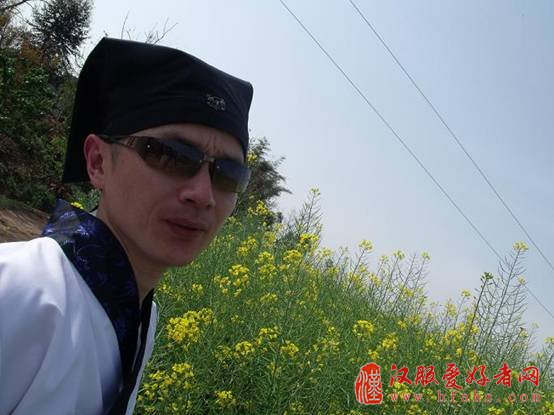 汉服哥引领樱花行 风筝妹添色春摄会