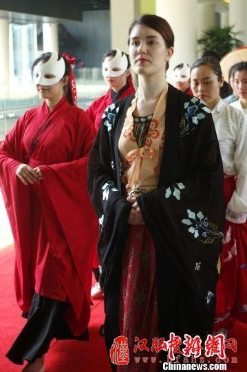南京大报恩寺遗址公园：中外汉服美女行古礼迎端午佳节