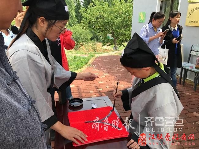 泰师附小孩子们穿汉服行“开蒙礼”
