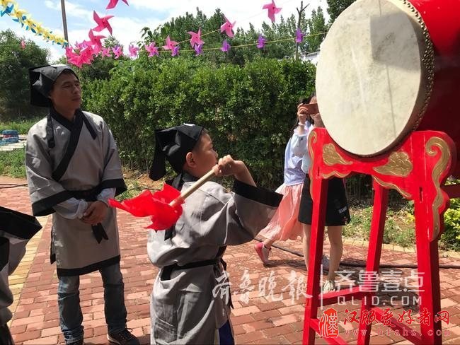 泰师附小孩子们穿汉服行“开蒙礼”