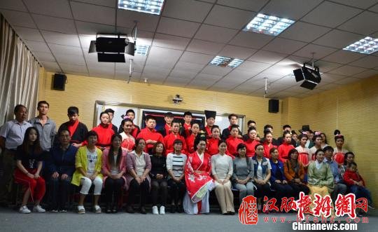 图为参加成人礼的学生们与老师、家长合影留念。　崔琳 摄