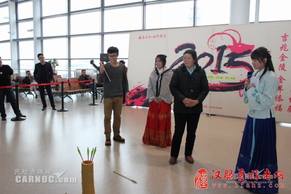 图片 女子着汉服机场秀传统礼仪 引旅客纷纷点赞